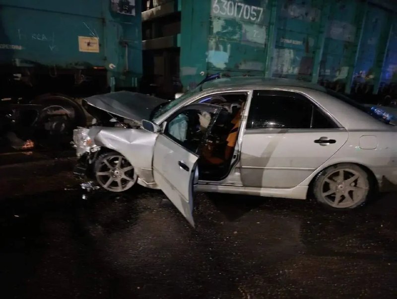 Автомобиль врезался в поезд на станции Чита-1