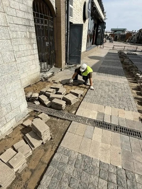 В 130-м квартале обновляют тротуарное покрытие